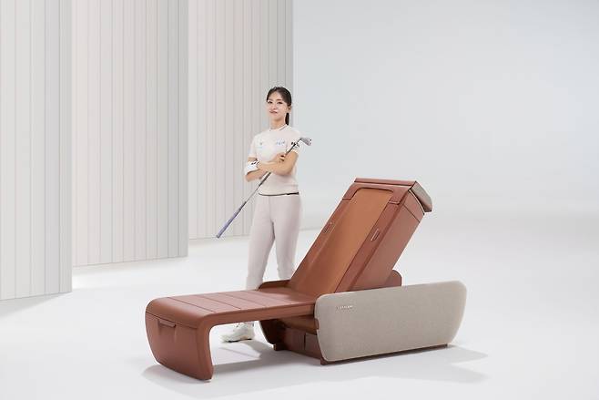 세라젬 글로벌 앰배서더 ‘리디아 고’와 척추 관리 의료기기 ‘마스터 V9’.[세라젬 제공]