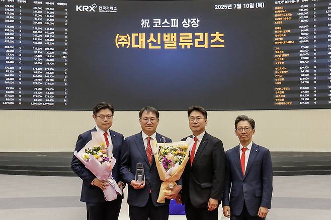 대신파이낸셜그룹의 첫 공모 상장 리츠 ‘대신밸류리츠’가 10일 유가증권시장에 상장했다. 김현복(왼쪽부터) 대신증권 전략지원실 상무, 김송규 대신자산신탁 대표이사, 김동훈 대신자산신탁 경영지원부문 상무, 박영곤 대신자산신탁 리츠투자부문장이 상장식 후 기념 촬영을 하고 있다. [대신증권]