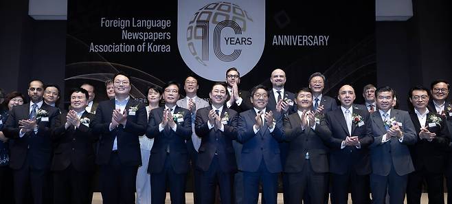 최진영(앞줄 왼쪽 여섯번째) 헤럴드미디어그룹 대표이사 겸 한국외국어신문협회장과 내빈들이 지난 9일 오전 서울 중구 프레스센터 국제회의장에서 열린 한국외국어신문협회 창립 10주년 기념식에서 기념 촬영을 하고 있다. 앞줄 오른쪽부터 이규연 대통령실 홍보수석, 제임스 김 주한미국상공회의소 회장, 샤픽 라샤디 주한모로코대사, 오영진 코리아타임스 대표, 최진영 헤럴드미디어그룹 대표 겸 한국외국어신문협회 회장, 김병기 더불어민주당 대표 권한대행 겸 원내대표, 송언석 국민의힘 비상대책위원장 권한대행 겸 원내대표, 천하람 개혁신당 대표 권한대행 겸 원내대표, 곽영길 아주일보 회장 임세준 기자