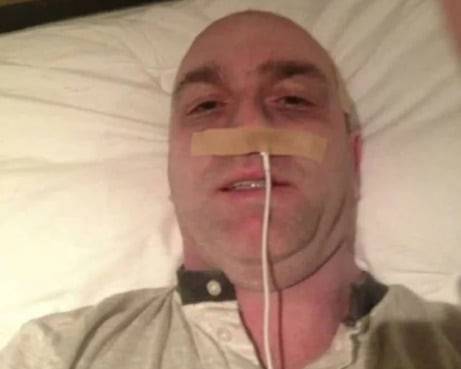 케리가 코에 휴대전화 충전기를 꽂은 사진. [레딧]