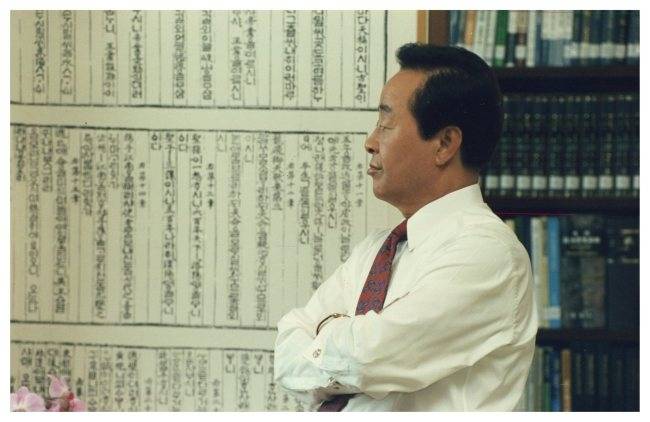 김영삼 전 대통령이 재임시절 청와대 관저에서 생각에 잠겨 있다. [헤럴드경제 DB]