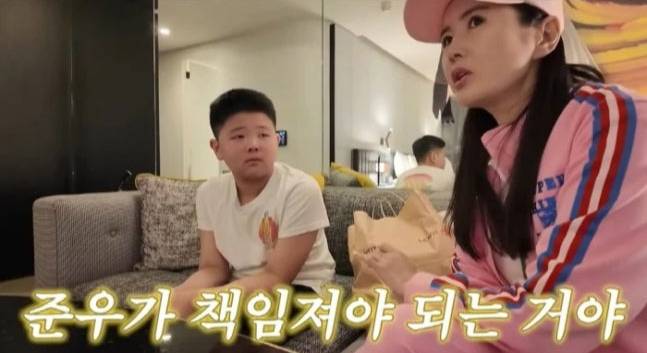 방송인 장영란이 140만원 상당의 호텔 기물을 파손한 아들을 훈육하는 모습. [유튜브 채널 ‘A급 장영란’ 영상 캡처]