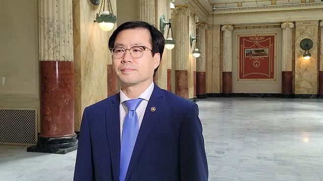 한미 무역협상을 위해 미국을 방문한 여한구 산업통상자원부 통상교섭본부장이 지난 5일(현지시간) 워싱턴 DC 유니언역에 도착해 이동하고 있다. [연합]