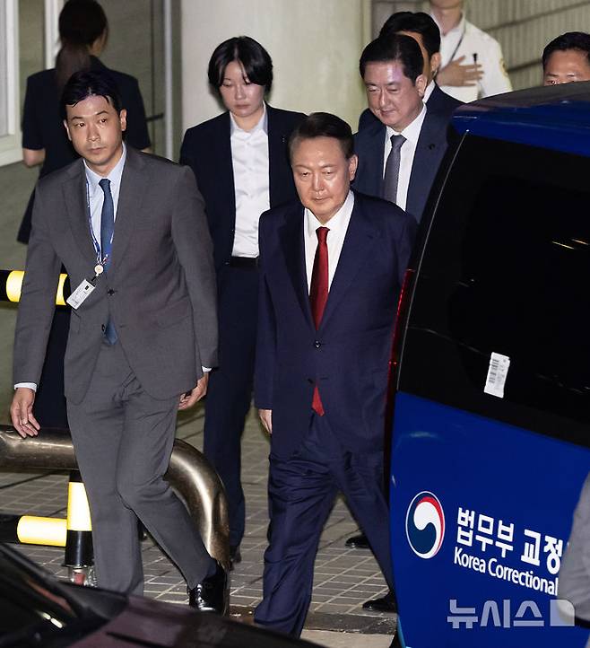 [서울=뉴시스] 김선웅 기자 = 윤석열 전 대통령이 9일 서울 서초구 서울중앙지법에서 열린 직권남용 등 혐의 영장실질심사(구속 전 피의자 심문)를 마친 뒤 대기 장소인 서울구치소로 이동하기 위해 법원을 나서고 있다. 12·3 비상계엄 사태의 '정점'으로 조은석 특별검사가 이끄는 내란 특검팀에 구속영장이 청구된 윤 전 대통령은 지난 1월 18일 내란우두머리 등 혐의 영장실질심사를 받은 지 172일 만에 재구속 기로에 서게 됐다. 2025.07.09. mangusta@newsis.com