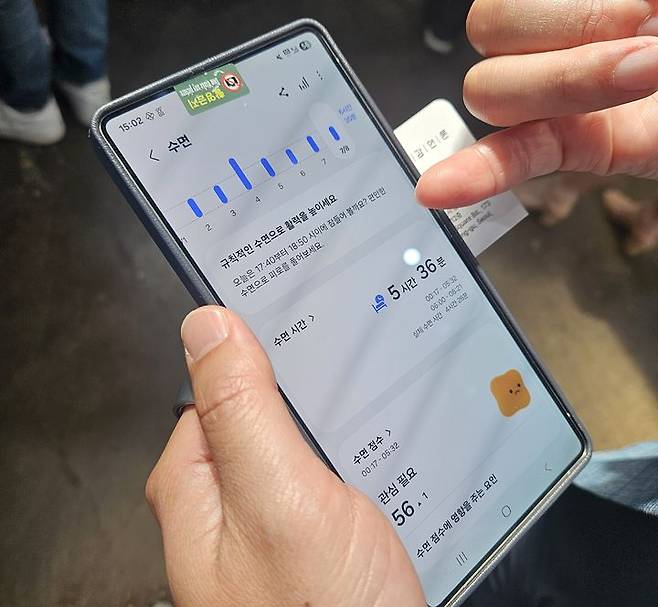 [뉴욕=뉴시스] 박은비 기자 = 삼성전자가 선보인 갤럭시 워치8 수면 측정 기능. 옆에 있던 삼성 관계자의 최근 수면 패턴을 보여주는 동시에 최적의 입면 시간을 추천해준다. 2025.07.09. silverline@newsis.com *재판매 및 DB 금지