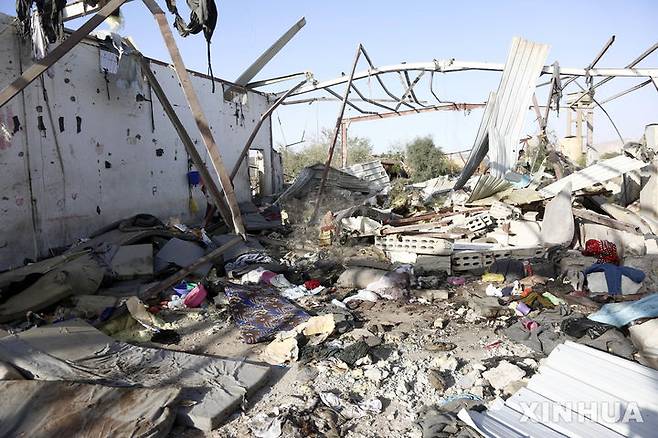 [사나=신화/뉴시스] 2025년 4월28일 예멘 사다주에서 미군의 공습을 받은 이주민 센터가 파괴돼 있는 광경. 예멘 후티 반군은 미국이 아프리카 국가 출신 이주민들을 위한 쉼터를 공습해 최소 68명이 숨지고 47명이 부상했다고 밝혔다. 2025.07.10.