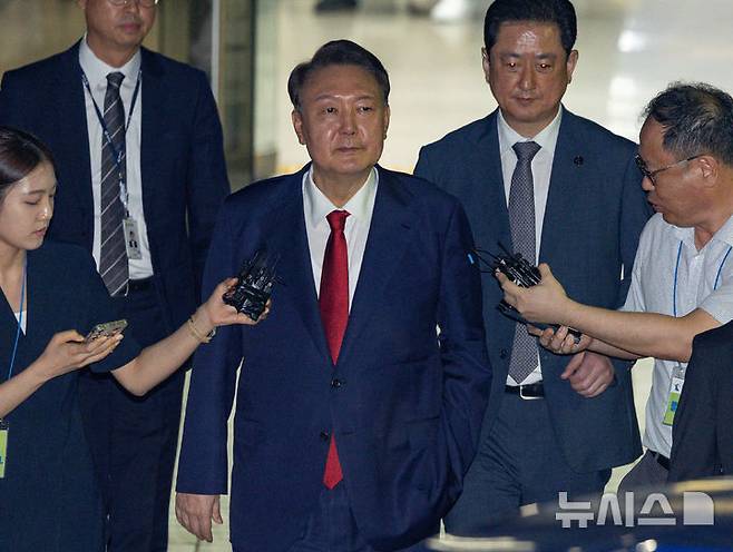 [서울=뉴시스] 사진공동취재단 = 윤석열 전 대통령이 9일 서울 서초구 서울중앙지법에서 열린 직권남용 등 혐의 영장실질심사(구속 전 피의자 심문)를 마친 뒤 대기 장소인 서울구치소로 이동하기 위해 법원을 나서고 있다. 12·3 비상계엄 사태의 '정점'으로 조은석 특별검사가 이끄는 내란 특검팀에 구속영장이 청구된 윤 전 대통령은 지난 1월 18일 내란우두머리 등 혐의 영장실질심사를 받은 지 172일 만에 재구속 기로에 서게 됐다. 2025.07.09. photo@newsis.com