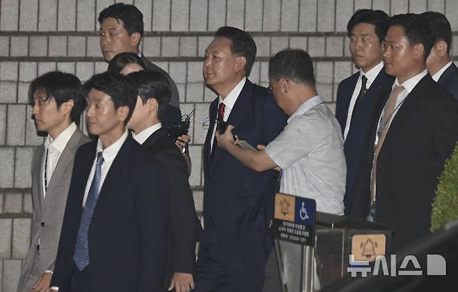 [서울=뉴시스] 사진공동취재단 = 윤석열 전 대통령이 9일 서울 서초구 서울중앙지법에서 열린 직권남용 등 혐의 영장실질심사(구속 전 피의자 심문)를 마친 뒤 대기 장소인 서울구치소로 이동하기 위해 법원을 나서고 있다. 12·3 비상계엄 사태의 '정점'으로 조은석 특별검사가 이끄는 내란 특검팀에 구속영장이 청구된 윤 전 대통령은 지난 1월 18일 내란우두머리 등 혐의 영장실질심사를 받은 지 172일 만에 재구속 기로에 서게 됐다. 2025.07.09. photo@newsis.com
