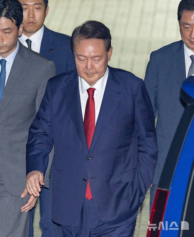 [서울=뉴시스] 사진공동취재단 = 윤석열 전 대통령이 9일 서울 서초구 서울중앙지법에서 열린 직권남용 등 혐의 영장실질심사(구속 전 피의자 심문)를 마친 뒤 대기 장소인 서울구치소로 이동하기 위해 법원을 나서고 있다. 12·3 비상계엄 사태의 '정점'으로 조은석 특별검사가 이끄는 내란 특검팀에 구속영장이 청구된 윤 전 대통령은 지난 1월 18일 내란우두머리 등 혐의 영장실질심사를 받은 지 172일 만에 재구속 기로에 서게 됐다. 2025.07.09. photo@newsis.com