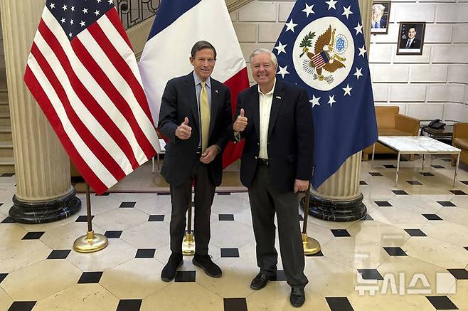 [파리=AP/뉴시스]리처드 블루먼솔(왼쪽, 민주)과 린지 그레이엄(공화) 상원의원이 지난달 1일 파리주재 미 대사관에서 기자들과 만나면서 엄지손가락을 치켜들고 있다. 두 의원이 공동 발의한 새 러시아 제재 법안이 이달 중 채택될 전망이다. 2025.7.10.