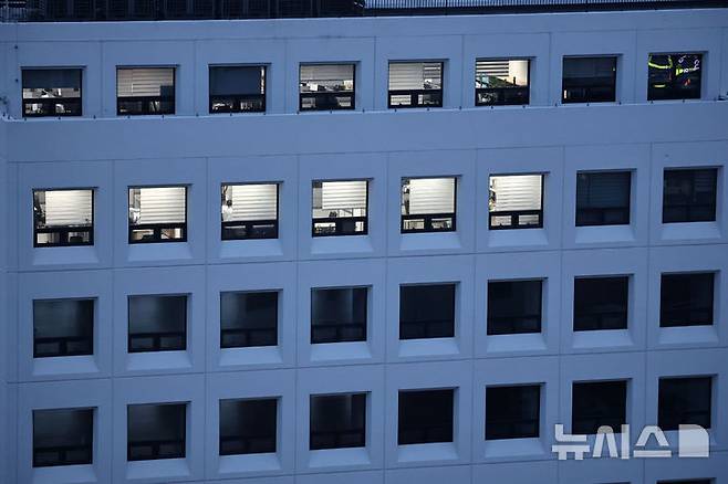 [서울=뉴시스] 김선웅 기자 = 김건희 여사 관련 의혹을 수사 중인 민중기 특별검사팀 관계자가 지난 3일 서울 삼부토건 본사가 입주했던 건물에서 압수 수색을 하고 있다. (공동취재) 2025.07.10. photo@newsis.com