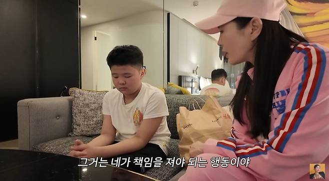 [서울=뉴시스] 9일 공개된 웹 예능 'A급 장영란'에서 방송인 장영란이 호텔 기물을 파손한 아들을 훈육했다.  (사진=웹 예능 'A급 장영란' 화면 캡처) 2025.07.10 photo@newsis.com *재판매 및 DB 금지