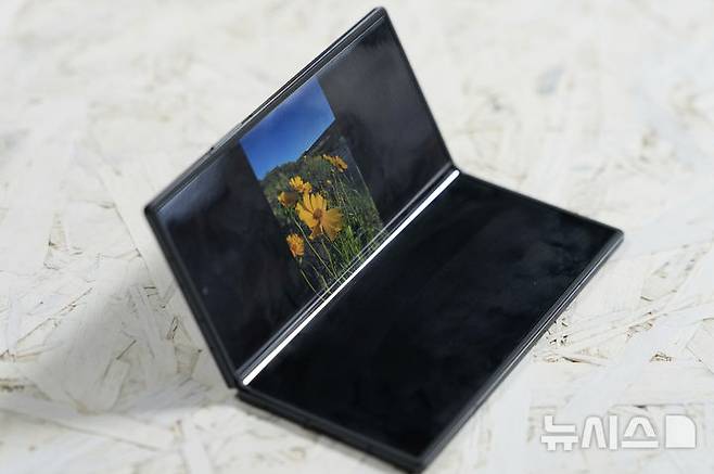 [뉴욕=AP/뉴시스] 지난 7일(현지 시간) 미국 뉴욕에서 열린 삼성전자 프리뷰 행사에서 '갤럭시 Z 폴드7'이 전시돼 있다. 2025.07.10.