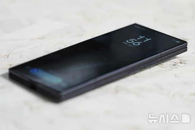 [뉴욕=AP/뉴시스] 지난 7일(현지 시간) 미국 뉴욕에서 열린 삼성전자 프리뷰 행사에서 '갤럭시 Z 폴드7'가 전시돼 있다. 2025.07.10.