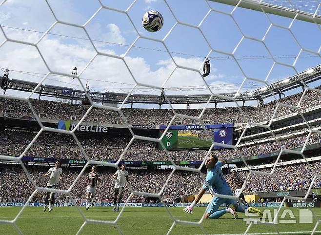 [이스트 러더퍼드=AP/뉴시스] 첼시(잉글랜드)의 주앙 페드루가 8일(현지 시간) 미 뉴저지주 이스트 러더퍼드의 메트라이프 스타디움에서 열린 2025 국제축구연맹(FIFA) 클럽 월드컵 준결승 플루미넨시(브라질)와의 경기 후반 11분 추가 골을 넣고 있다. 첼시는 페드루의 멀티 골로 2-0으로 승리하고 결승에 올랐다. 2025.07.09.