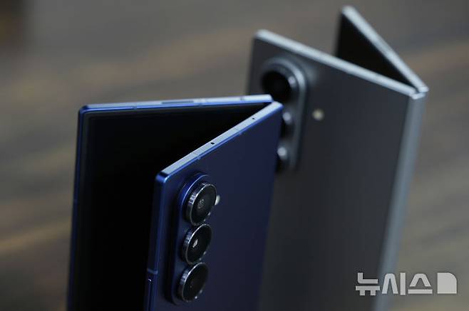 [뉴욕=AP/뉴시스] 지난 7일(현지 시간) 미국 뉴욕에서 열린 삼성전자 프리뷰 행사에서 '갤럭시 Z 폴드7'가 전시돼 있다. 2025.07.10.