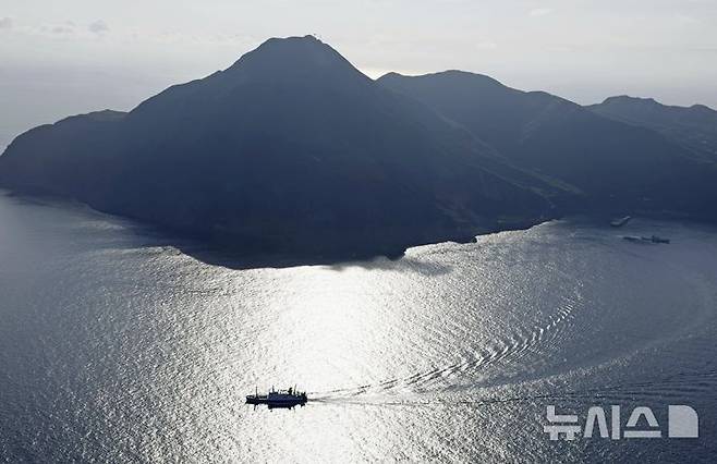 [아쿠세키섬=AP/뉴시스] 약 3주 간 소규모 지진이 잇따라 발생하고 있는 일본 도카라(吐噶喇) 열도에서 심각한 지각변동이 일어나고 있다고 전문가는 지적했다. 사진은 지난 4일 도카라 열도 섬에서 대피를 원하는 주민 등을 태운 선박이 아쿠세키섬 도시마무라에서 출항하고 있는 모습. 2025.07.10.