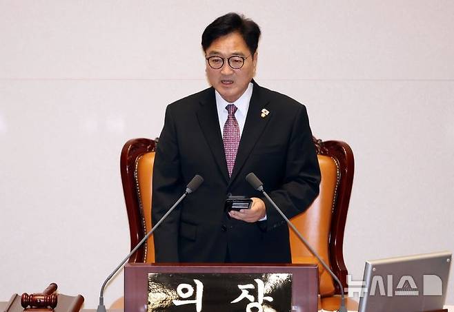 [서울=뉴시스] 조성봉 기자 = 우원식 국회의장이 4일 오후 서울 여의도 국회에서 열린 제426회 국회(임시회) 제5차 본회의에서 본회의 지연과 관련해 유감을 표명하고 있다. 우 국회의장은 각 정당이 본회의에 올 때까지 회의 진행을 하지 않기로 했다. 2025.07.04. suncho21@newsis.com