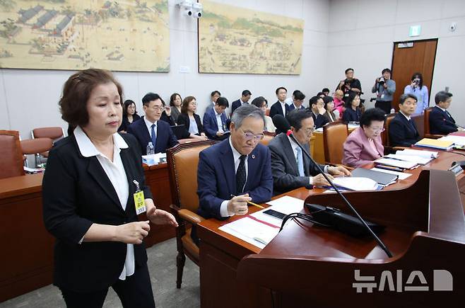 [서울=뉴시스] 김금보 기자 = 손효숙 리박스쿨 대표가 10일 서울 여의도 국회에서 리박스쿨 청문회 등을 안건으로 열린 교육위원회 전체회의에서 발언대로 향하고 있다. 2025.07.10. kgb@newsis.com