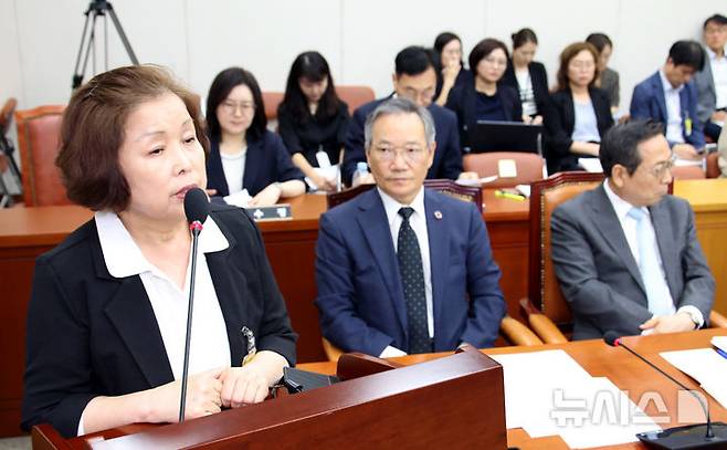 [서울=뉴시스] 김금보 기자 = 손효숙 리박스쿨 대표가 10일 서울 여의도 국회에서 리박스쿨 청문회 등을 안건으로 열린 교육위원회 전체회의에서 발언을 하고 있다. 2025.07.10. kgb@newsis.com