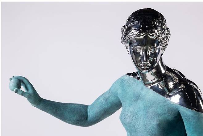 Daniel Arsham, Amalgamized Venus of Arles, 2023, Patinated bronze, polished bronze, stainless steel, 200 × 90.9 ×72.8cm. Courtesy of the artist and Perrotin *재판매 및 DB 금지