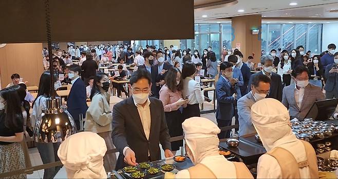 [서울=뉴시스] 이재용 삼성전자 부회장이 30일 서울 송파구 신천동 삼성SDS 잠실캠퍼스를 방문해 구내식당을 이용하고 있다. (사진=삼성SDS 제공) 2022.08.30. photo@newsis.com *재판매 및 DB 금지