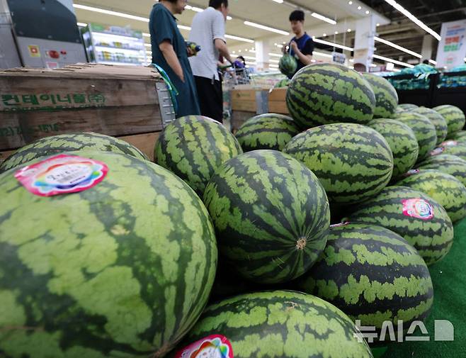 [서울=뉴시스] 이영환 기자 = 10일 서울 서초구 농협유통 하나로마트 양재점에서 수박이 판매되고 있다.9일 한국농수산식품유통공사(aT)에 따르면, 지난 8일 수박 1통의 소매 가격은 2만6091원으로 집계됐다. 전년 대비 26.6%, 평년 대비 31.7%가량 올랐다. 지난달 장마로 인한 공급 지연에 폭염으로 수박을 찾는 이들이 크게 늘었기 때문이다. 2025.07.10. 20hwan@newsis.com