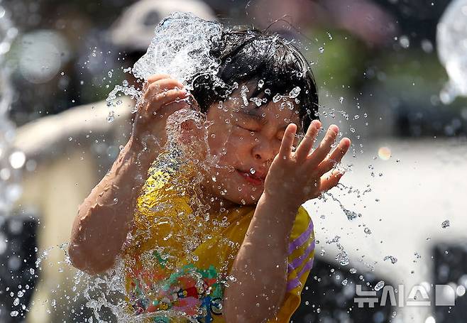 [서울=뉴시스] 조성우 기자 = 폭염이 계속되는 10일 서울 종로구 광화문광장 분수에서 어린이가 물놀이를 하며 더위를 식히고 있다. 2025.07.10. xconfind@newsis.com