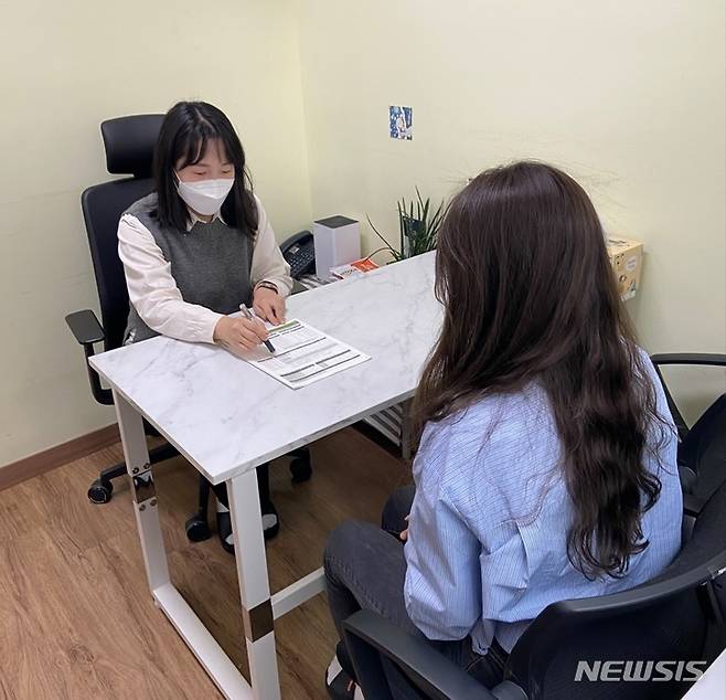 [광명=뉴시스] 광명시자살예방센터에서 상담사가 상담을 하고 있다. (사진=광명시자살예방센터 제공) 2023.04.14. photo@newsis.com