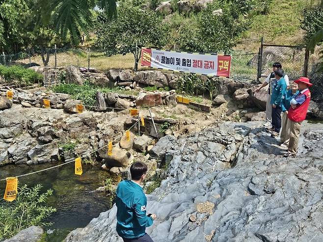 [양산=뉴시스] 경남 양산시가 휴가철을 앞두고 내원사 계곡을 비롯한 관내 내수면 물놀이 지역을 대상으로 안전관리 실태 점검을 하고 있다. (사진=양산시 제공) 2025.07.10. photo@newsis.com *재판매 및 DB 금지