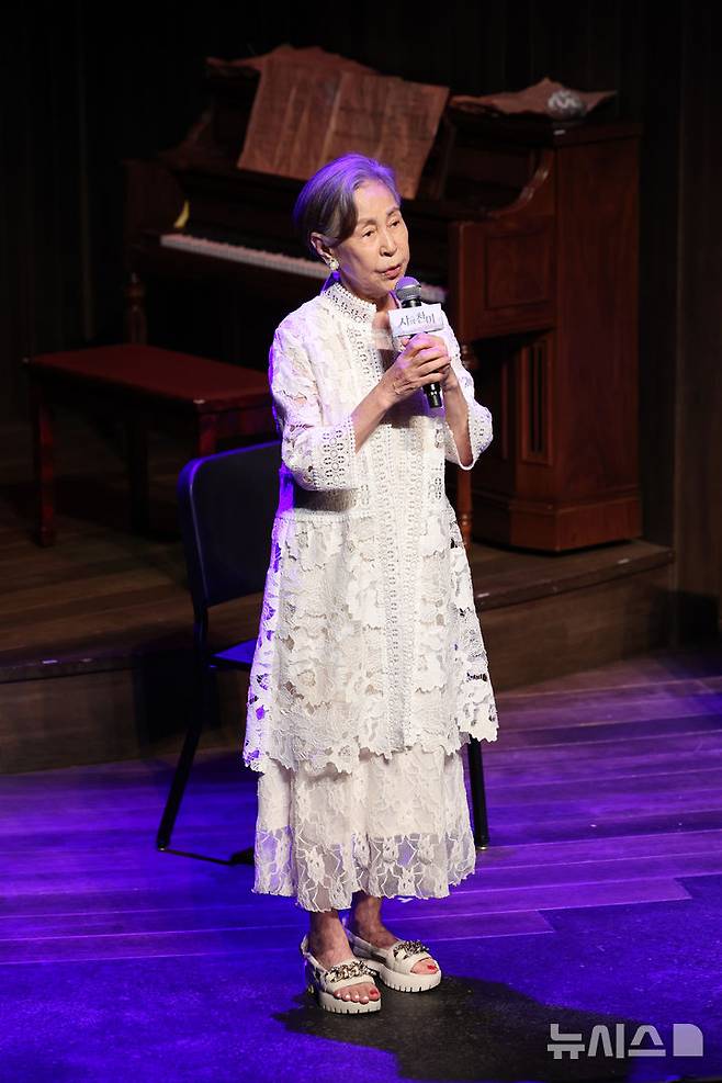 [서울=뉴시스] 박진희 기자 = 연극 '사의 찬미' 사회자 손숙이 10일 서울 강서구 LG아트센터 U+스테이지에서 기자간담회를 진행하고 하고 있다. 2025.07.10 pak7130@newsis.com