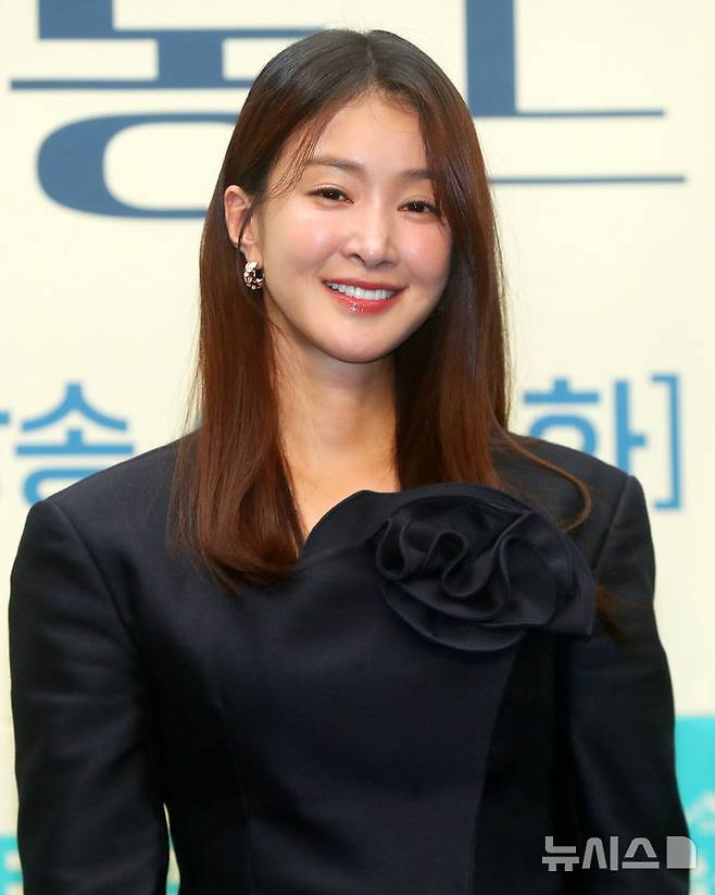 [서울=뉴시스] 김혜진 기자 = 배우 이시영이 16일 오후 서울 마포구 스탠포드호텔에서 열린 ENA 새 월화드라마 '살롱 드 홈즈' 제작발표회에서 포즈를 취하고 있다. 2025.06.16. jini@newsis.com