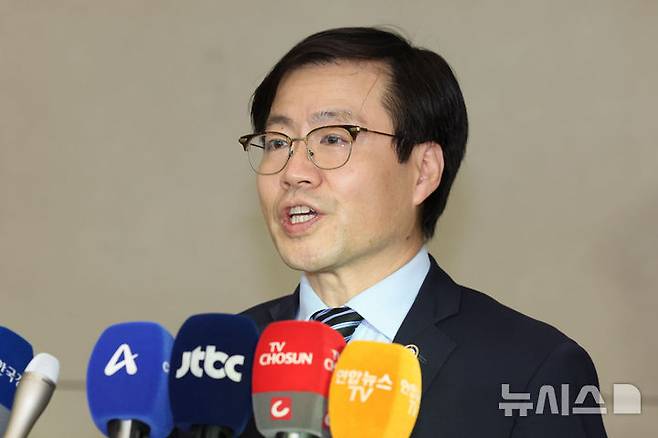 [인천공항=뉴시스] 권창회 기자 = 미국 트럼프 행정부와 통상 협상을 위해 출국했던 여한구 산업통상자원부 통상교섭본부장이 10일 인천국제공항 제2터미널을 통해 귀국해 취재진 질의에 답하고 있다. 2025.07.10. kch0523@newsis.com