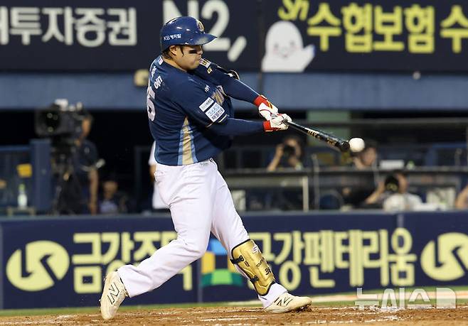[서울=뉴시스] 김선웅 기자 = 18일 서울 송파구 잠실야구장에서 열린 2025 프로야구 NC 다이노스와 LG 트윈스의 경기, 4회초 1사 주자 2루 상황, NC 2번타자 권희동이 1타점 적시타를 때리고 있다. 2025.06.18. mangusta@newsis.com