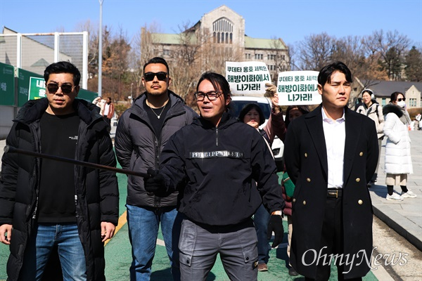 윤석열 탄핵 촉구 집회가 열리는 이화여대에 난입한 안정권(가운데) 벨라도 대표 모습. 오른쪽은 배인규 신남성연대 대표.