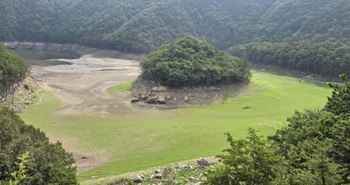 바닥 드러낸 강릉 식수원 오봉저수지 상류 장마철이지만 강원 동해안에는 마른장마로 가뭄이 지속돼 피해가 우려되는 가운데 7일 강릉시민 식수원인 오봉저수지 상류가 바닥을 드러내고 있다. 2025.7.7 [연합뉴스 제공]