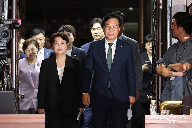 의원총회 입장하는 송언석 비대위원장과 윤희숙 혁신위원장     (서울=연합뉴스) 김주형 기자 = 국민의힘 송언석 비상대책위원장 겸 원내대표와 윤희숙 신임 혁신위원장이 9일 서울 여의도 국회에서 열린 의원총회에 입장하고 있다. 2025.7.9     kjhpress@yna.co.kr (끝)   <저작권자(c) 연합뉴스, 무단 전재-재배포, AI 학습 및 활용 금지> 연합뉴스