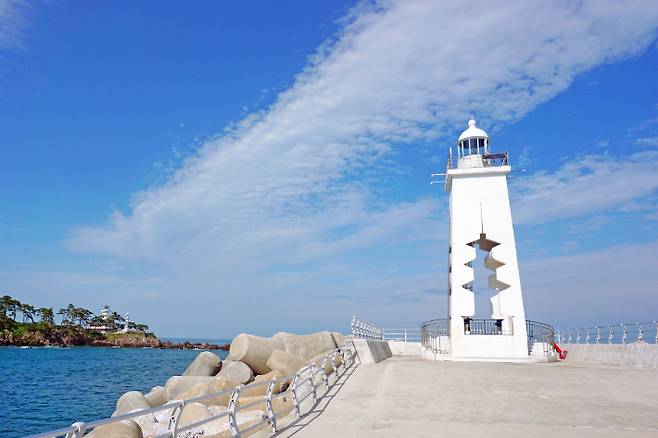 감포항 남방파제 등대. 경주시 제공
