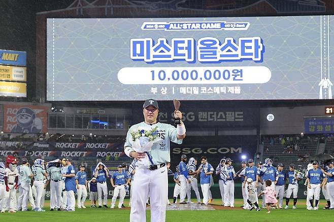 2024 신한 SOL 뱅크 KBO 올스타전 드림 올스타와 나눔 올스타의 경기에서 MVP로 선정된 나눔 KIA 최형우가 트로피를 들고 기념 촬영하는 모습. 연합뉴스
