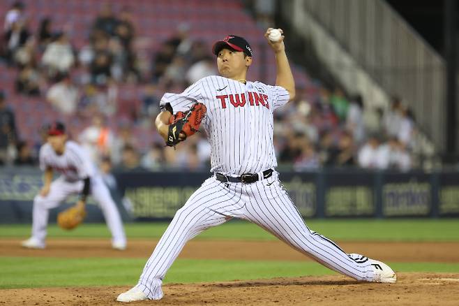 LG 좌완 송승기가 10일 키움과 홈 경기에 선발 등판해 공을 뿌리고 있다. LG