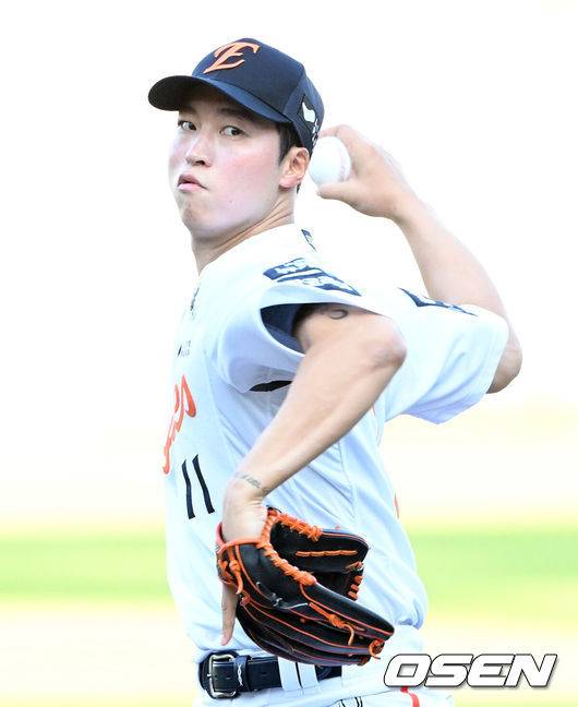 [OSEN=대전, 이대선 기자] 9일 오후 대전 한화생명볼파크에서 2025 신한 SOL Bank KBO리그 한화 이글스와 KIA 타이거즈의 경기가 열렸다.한화는 문동주, KIA는 양현종 선발로 내세웠다.1회초 무사에서 한화 선발투수 엄상백이 역투하고 있다. 2025.07.08 /sunday@osen.co.kr