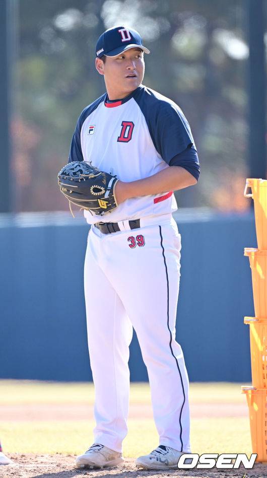 [OSEN=이천, 김성락 기자] 6일 오후 경기 이천시 두산베어스파크에서 프로야구 구단 두산베어스의 마무리 캠프 훈련이 진행됐다. 이날 훈련에는 오재원의 강압, 수면제 대리 처방으로 사회봉사 80시간 제재를 받은 두산 베어스 소속 김민혁(외야수), 김인태(외야수), 박계범(내야수), 박지훈(내야수), 안승한(포수), 이승진(투수), 장승현(투수), 제환유(투수) 8명이 훈련에 참여했다.두산 권휘가 훈련을 하고 있다. 2024.11.06 / ksl0919@osen.co.kr