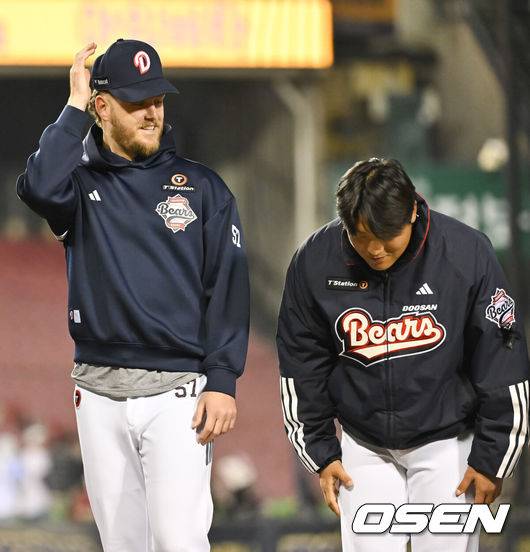 [OSEN=잠실, 박준형 기자] 두산 이승엽호가 ‘양포’를 앞세워 시즌 첫 연승을 달렸다.프로야구 두산 베어스는 3일 서울 잠실구장에서 열린 2025 신한 SOL뱅크 KBO리그 키움 히어로즈와의 시즌 두 번째 맞대결에서 6-1로 승리했다.&nbsp;경기종료 후 두산 권휘가 콜 어빈에게 인사하는 법을 보여주고 잇다.    2025.04.03 /