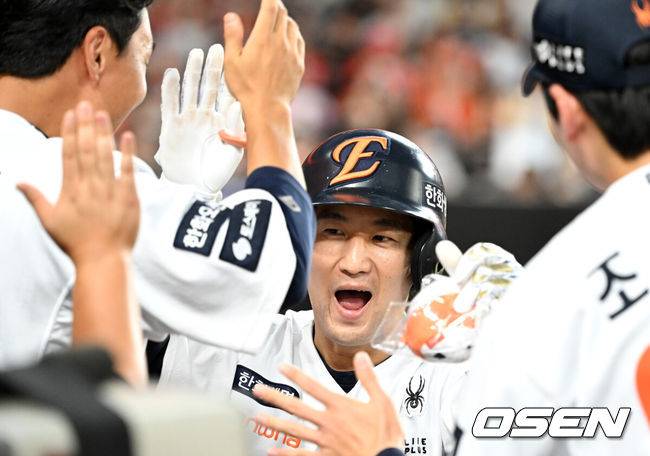 [OSEN=대전, 이대선 기자] 9일 오후 대전 한화생명볼파크에서 2025 신한 SOL Bank KBO리그 한화 이글스와 KIA 타이거즈의 경기가 열렸다.한화는 문동주, KIA는 양현종 선발로 내세웠다.4회말 2사 1,3루에서 한화 최재훈이 좌월 스리런 홈런을 치고 환호하고 있다. 2025.07.08 /sunday@osen.co.kr