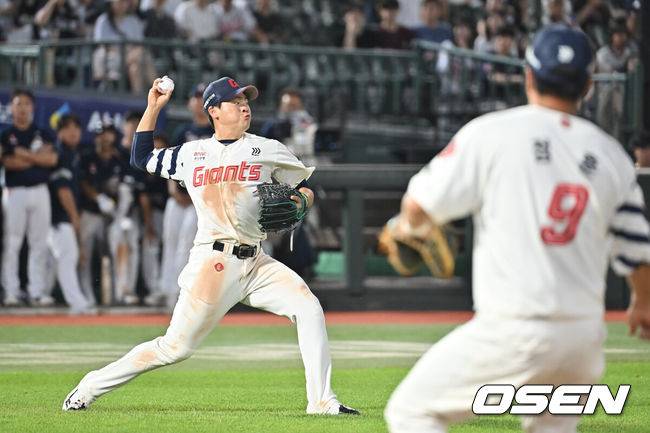 [OSEN=부산, 이석우 기자] 9일 부산 사직야구장에서 2025 신한 SOL 뱅크 KBO 리그 롯데 자이언츠와 두산 베어스의 경기가 열렸다. 홈팀 롯데는 이민석이, 방문팀 두산은 곽빈이 선발 출전했다.롯데 자이언츠 박찬형이 연장 11회초 무사 1루 두산 베어스 박계범의 보내기 번트를 잡아 2루로 던져 아웃시키고 있다. 2025.07.09 / foto0307@osen.co.kr