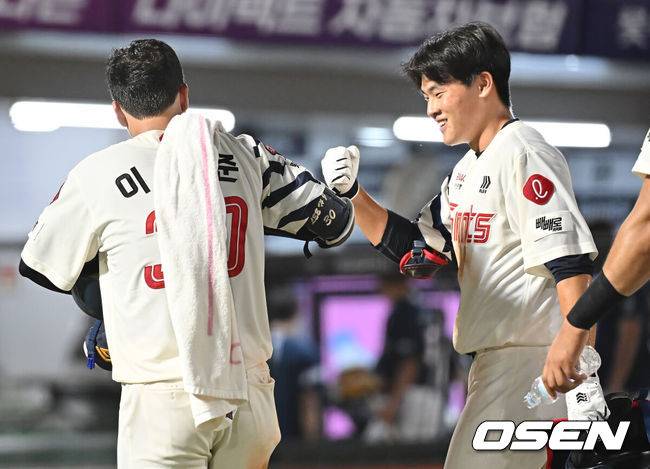 [OSEN=부산, 이석우 기자] 9일 부산 사직야구장에서 2025 신한 SOL 뱅크 KBO 리그 롯데 자이언츠와 두산 베어스의 경기가 열렸다. 홈팀 롯데는 이민석이, 방문팀 두산은 곽빈이 선발 출전했다.롯데 자이언츠 이호준이 연장 11회말 1사 1,2루 우익수 른쪽 끝내기 2루타를 치고 박찬형의 축하를 받고 있다. 2025.07.09 / foto0307@osen.co.kr