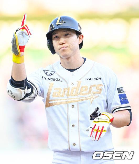 [OSEN=인천, 김성락 기자] 14일 인천 SSG랜더스필드에서 ‘2025 신한은행 SOL Bank KBO리그’ SSG 랜더스와 롯데 자이언츠의 경기가 열렸다.이날 SSG는 김광현, 롯데는 감보아를 선발로 내세웠다. &nbsp;6회말 1사 2루 SSG 박성한이 안타를 날린 뒤 세리머니를 하고 있다. 2025.06.14 / ksl0919@osen.co.kr