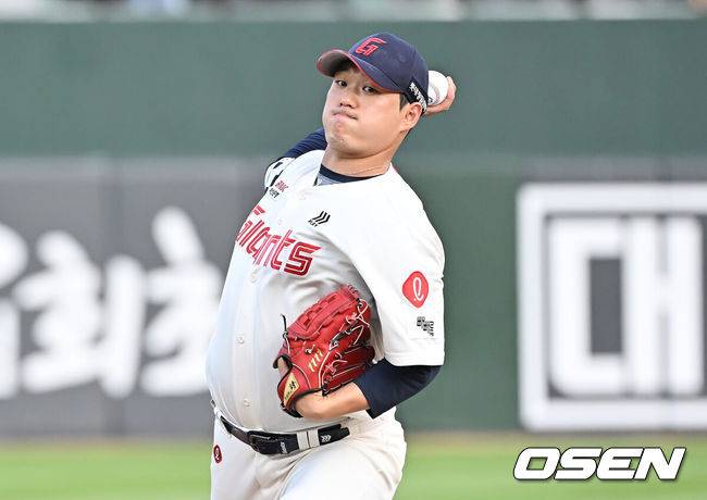 [OSEN=부산, 이석우 기자] 10일 부산 사직야구장에서 2025 신한 SOL 뱅크 KBO 리그 롯데 자이언츠와 두산 베어스의 경기가 열렸다. 홈팀 롯데는 나균안이, 방문팀 두산은 잭로그가 선발 출전했다.롯데 자이언츠 선발 투수 나균안이 역투하고 있다. 2025.07.10 / foto0307@osen.co.kr