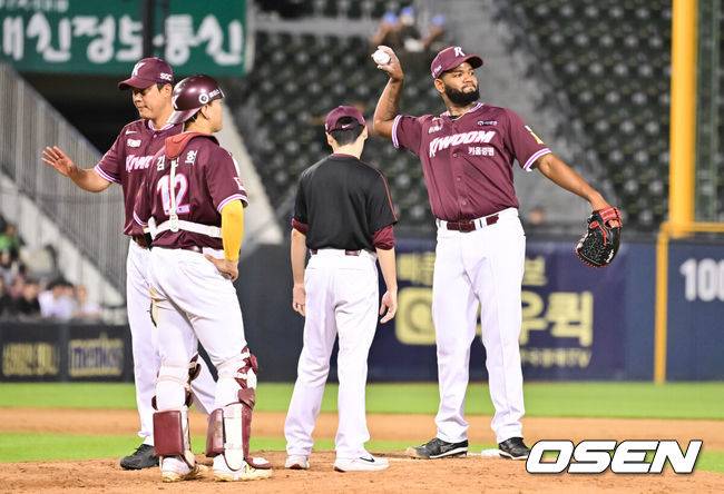 [OSEN=잠실, 박준형 기자] 10일 오후 서울 잠실구장에서 ‘2025 신한 SOL BANK KBO리그’ LG 트윈스와 키움 히어로즈의 경기가 진행됐다. 이날 경기에서 LG는 송승기를, 키움은 알칸타라를 선발투수로 내세웠다.7회말 1사 1루 LG 대타 박관우가 동점 2점 홈런을 날리고 베이스를 돌고 있다.  2025.07.10 /  soul1014@osen.co.kr