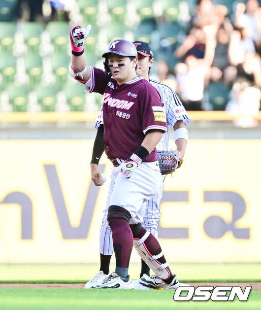 [OSEN=잠실, 박준형 기자] 10일 오후 서울 잠실구장에서 ‘2025 신한 SOL BANK KBO리그’ LG 트윈스와 키움 히어로즈의 경기가 진행됐다. 이날 경기에서 LG는 송승기를, 키움은 알칸타라를 선발투수로 내세웠다.1회초 1사 1,2루 키움 최주환이 선취 2타점 적시 2루타를 날린뒤 세리머니를 하고 있다. 2025.07.10 /  soul1014@osen.co.kr